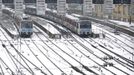 Commuter trains and snow-covered tracks are seen at the Gare Saint Lazare train station in Paris March 12, 2013 as winter weather with snow and freezing temperatures returns to northern France. REUTERS/Gonzalo Fuentes (FRANCE - Tags: ENVIRONMENT TRANSPORT) Published: Bře. 12, 2013, 2:28 odp.