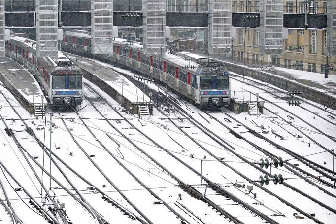 Commuter trains and snow-covered tracks are seen at the Gare Saint Lazare train station in Paris March 12, 2013 as winter weather with snow and freezing temperatures returns to northern France. REUTERS/Gonzalo Fuentes (FRANCE - Tags: ENVIRONMENT TRANSPORT) Published: Bře. 12, 2013, 2:28 odp.