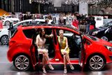 Modelky si užívají posezení v novém Opelu Meriva, jedné z hlavních premiér autosalonu.