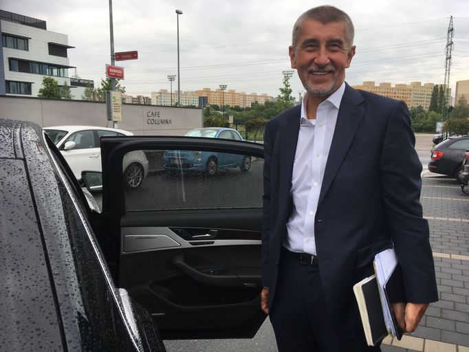 Předseda ANO Andrej Babiš odjíždí z rozhovoru pro Aktuálně.cz