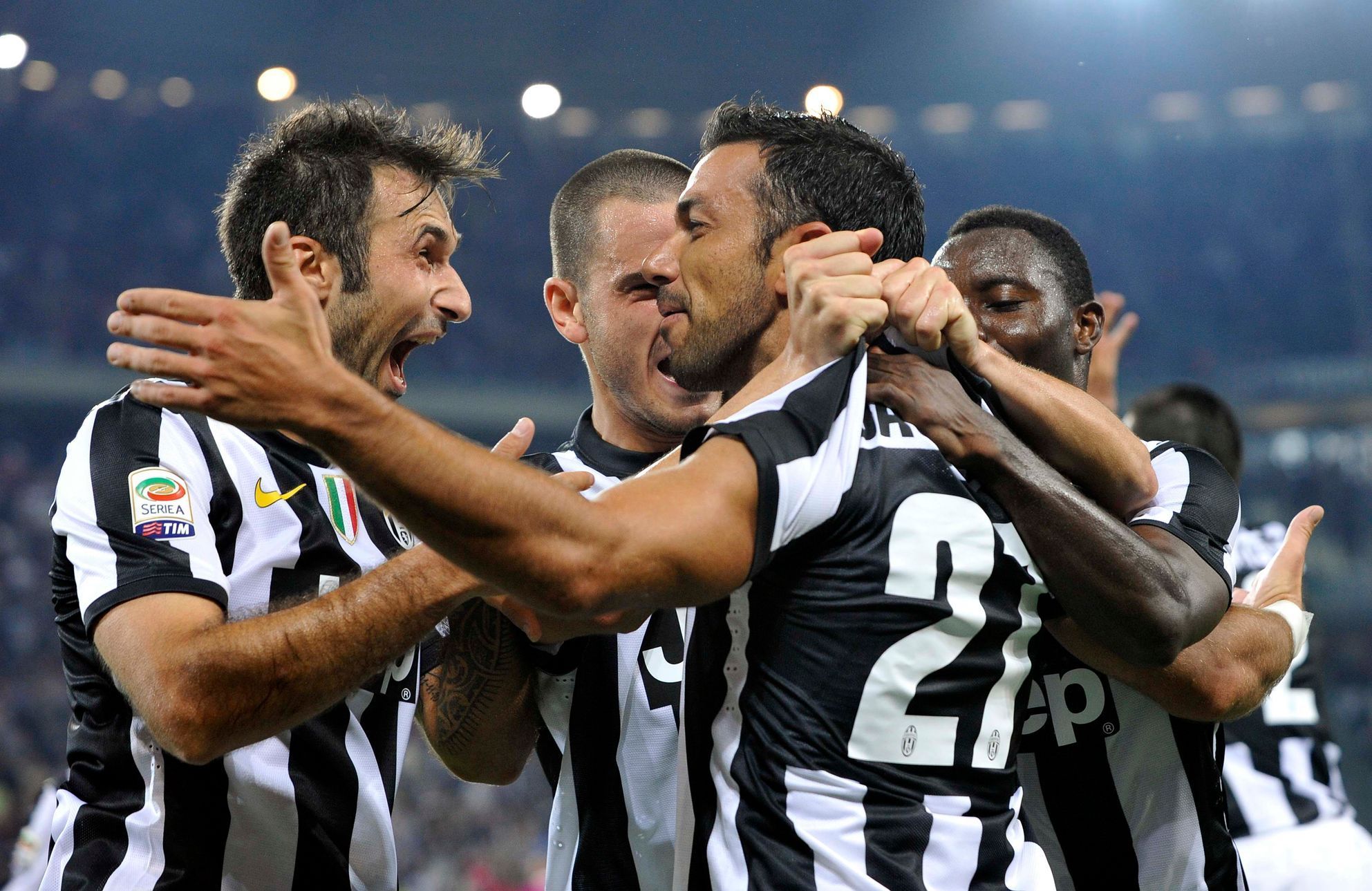 Fabio Quagliarella oslavuje se spoluhráči gól Juventusu do sítě Chieva