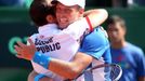 Český tenista Tomáš Berdych v semifinálovém utkání Davis Cupu 2012 s Argentincem Carlosem Berlocqem.