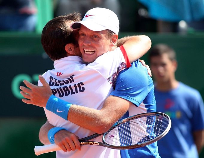 Český tenista Tomáš Berdych v semifinálovém utkání Davis Cupu 2012 s Argentincem Carlosem Berlocqem.