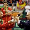 Prezident ITF Francesco Ricci Bitti předává Španělům Davis Cup