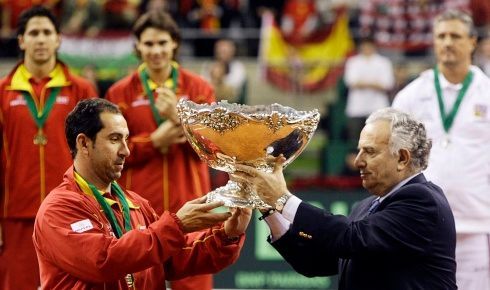Prezident ITF Francesco Ricci Bitti předává Španělům Davis Cup