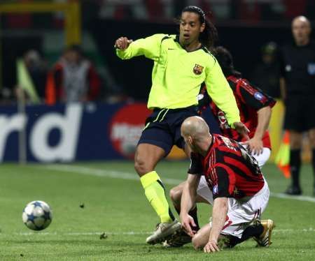 AC Milán - Barcelona: Japp Stam (dole) a Ronaldinho