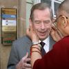 Dalajlama byl poprvé v Praze v únoru 1990, kdy jej tehdejší prezident Václav Havel pozval na oficiální návštěvu jako první hlava státu. "Troufám si říct, že jsme se stali dobrými přáteli," komentoval Havel blížící se 20. výročí jejich prvního setkání.