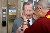 Dalajlama byl poprvé v Praze v únoru 1990, kdy jej tehdejší prezident Václav Havel pozval na oficiální návštěvu jako první hlava státu. "Troufám si říct, že jsme se stali dobrými přáteli," komentoval Havel blížící se 20. výročí jejich prvního setkání.