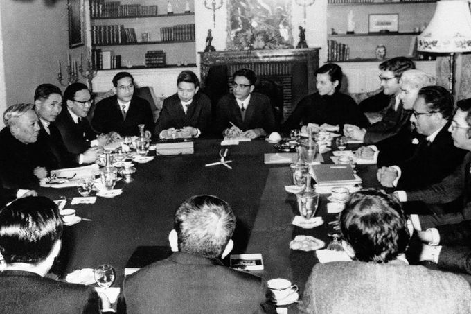 Henry Kissinger během mírových jednání o ukončení války ve Vietnamu se zástupci Severního Vietnamu v Saint-Nom-La-Breteche u Paříže. Rok 1973.