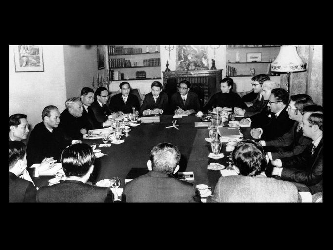 Henry Kissinger během mírových jednání o ukončení války ve Vietnamu se zástupci Severního Vietnamu v Saint-Nom-La-Breteche u Paříže. Rok 1973.