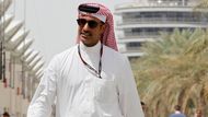 Ředitel okruhu šejk Salman bin Isa Al-Chalífa kráčí po pedoku Velké ceny Bahrajnu. I přes místní nepokoje se i letos v ostrovním království v Perském zálivu bude závodit.