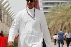 Ředitel okruhu šejk Salman bin Isa Al-Chalífa kráčí po pedoku Velké ceny Bahrajnu. I přes místní nepokoje se i letos v ostrovním království v Perském zálivu bude závodit.
