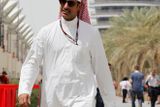 Ředitel okruhu šejk Salman bin Isa Al-Chalífa kráčí po pedoku Velké ceny Bahrajnu. I přes místní nepokoje se i letos v ostrovním království v Perském zálivu bude závodit.