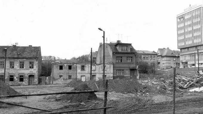 Dříve se v Havlíčkově Brodě bouraly historické domy, aby se mohly stavět paneláky. Teď se bourá panelák, aby bylo vidět na historické domy...