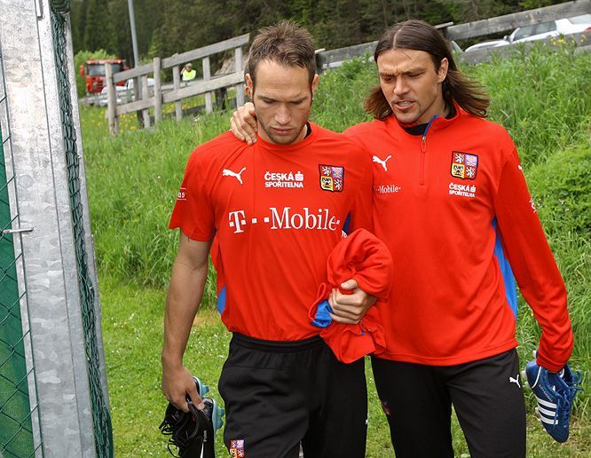 Fotbalisté přicházejí na úterní dopolední trénink.