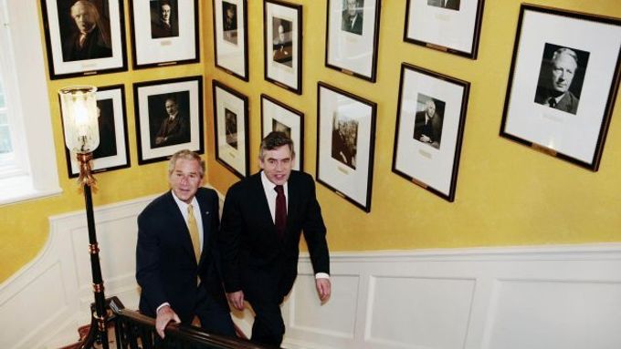 Bush a Brown kráčejí po schodech v sídle britských premiérů na Downing Street.