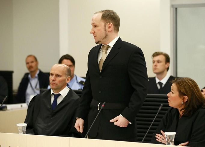 První projev před soude. Přiznávám se k těmto činům, ale vinu odmítám," řekl Breivik, který do soudní síně přišel v černém obleku, bílé košili a béžové kravatě. Zároveň zopakoval, že jednal "v sebeobraně" a soud neuznává, protože je dosazený politickými stranami.