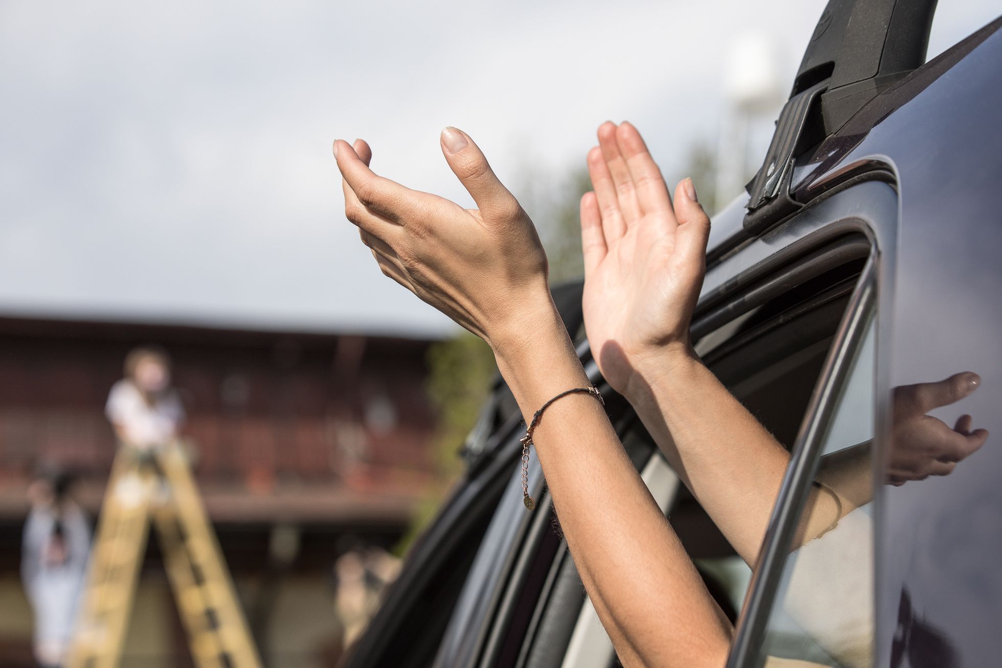 Divadlo pro auta - Bratři v tricku - festival Artparking, autokino, pražská tržnice, karanténa, roušky