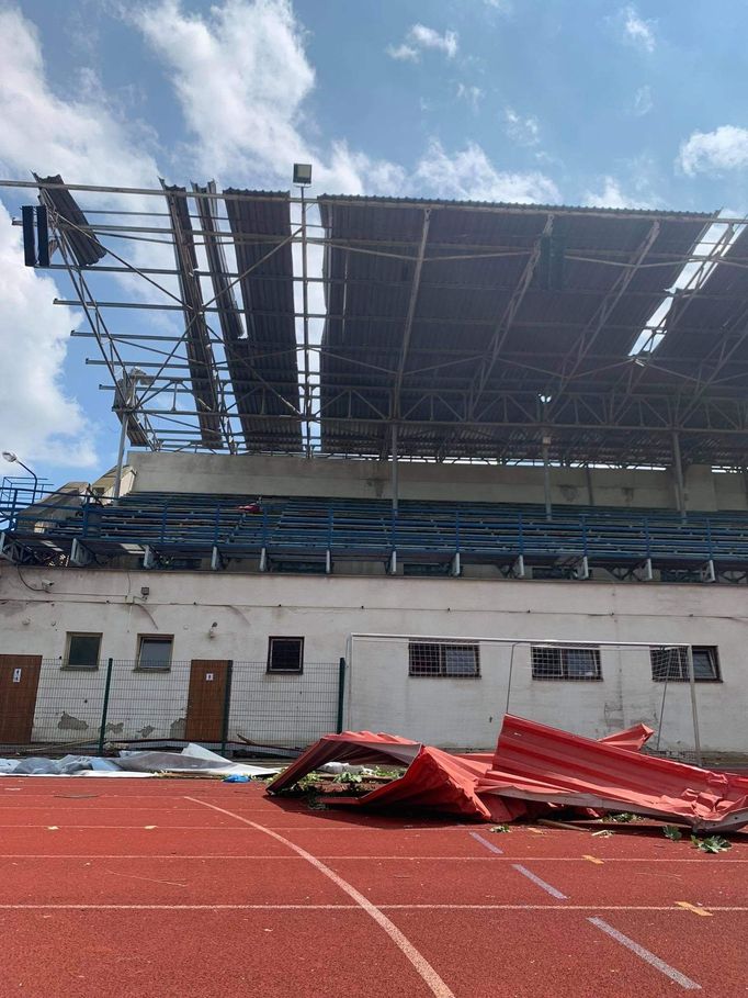 Atletický stadion v Hodoníně po tornádu v roce 2021