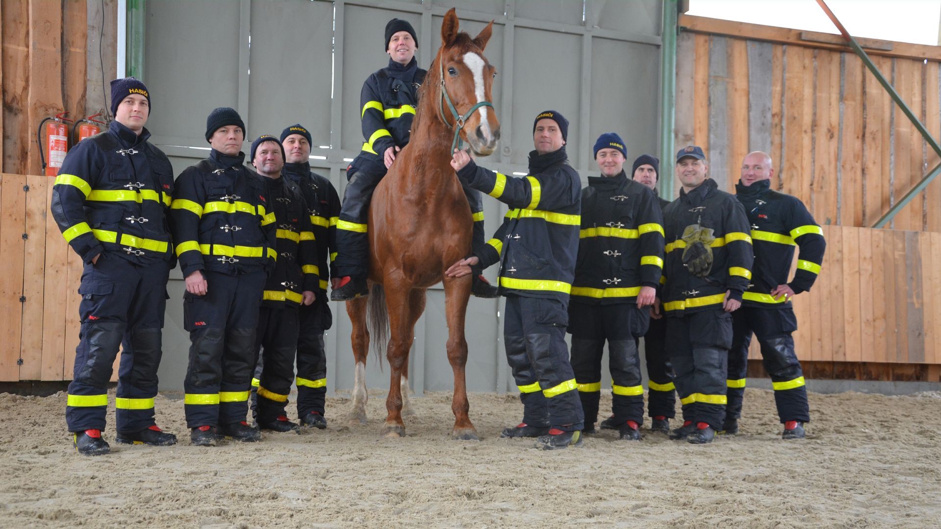 Hasič Vlastimil Kremel z Novojičínska zasahoval během dvaceti let téměř u dvou tisíc výjezdů. Snímky ho zachycují při práci. Nyní je vážně nemocný a přátelé pro něj uspořádali sbírku, aby mu pomohli.