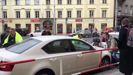 Tramvaje v centru Prahy zablokoval neukázněný řidič. Na pomoc přispěchali kolemjdoucí