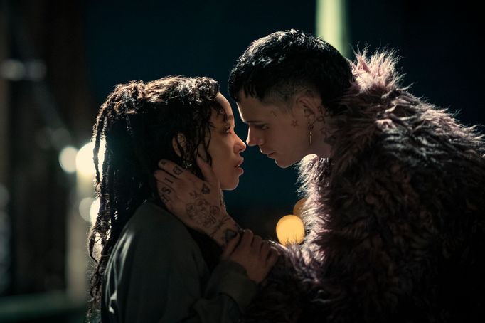 FKA twigs v roli Shelly a Bill Skarsgård jako Eric.