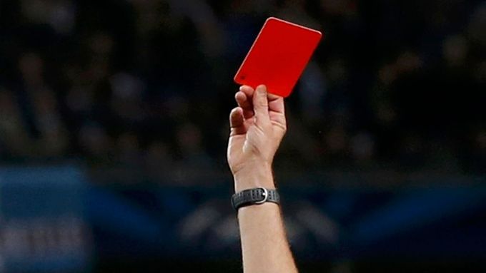 Sudí Michal Paták ukázal červenou kartu špatnému hráči. Tomáš Rada už může hrát