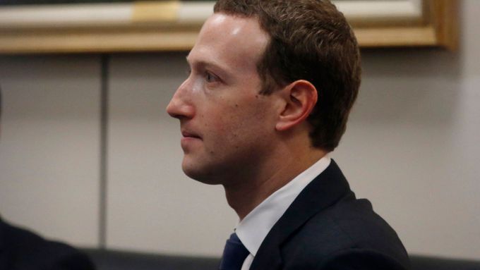 Šéf Facebooku Mark Zuckerberg se před Senátem Spojených států omluvil za únik dat