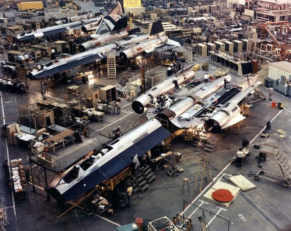 Výrobní hala společnosti Lockheed Skunk Works, ve které se sestavovaly jednotlivé vývojové verze Lockheed SR-71 Blackbird. Snímek z roku 1965.