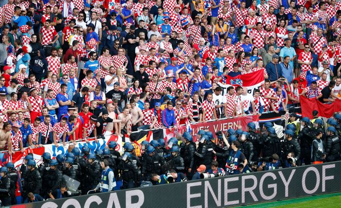 Euro 2016,Česko-Chorvatsko: výtržnosti chorvatský fanoušků