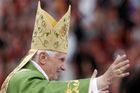 Papež se rozvedl s úřadem, tvrdí o Benediktovi Poláci