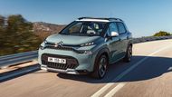 Citroën se rozhodl omladit své oblíbené SUV C3 Aircross. Modernizace zhruba v polovině životního cyklu přinesla výrazně přepracovanou přední část s novými světlomety i upravenou maskou. Vzadu je naopak změn méně, uvnitř je novinkou především možnost zvolit devítipalcovou obrazovku multimediálního systému, respektive komfortnější sedadla. Nabídka pohonných jednotek zůstala až na mírné posílení základního turbodieselu zachována, pokrývá tak spektrum od 81 do 96 kW.