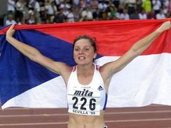 Vrcholem kariéry Ludmily Formanové byl rok 1999, kdy vyhrála běh na 800 metrů na světovém šampionátu v hale i pod širým nebem. Na snímku se raduje z titulu na MS v Seville.