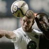 Mladoboleslavský Marián Palát v hlavičkovém souboji s Amara Dianem z Paris St. Germain v zápase Poháru UEFA.