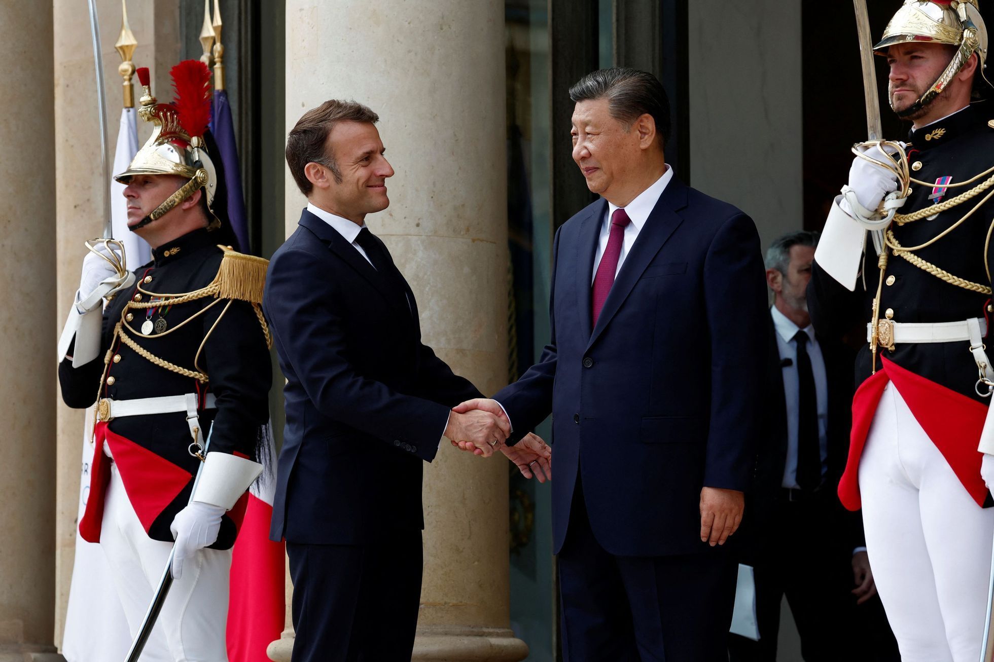Francouzský prezident Emmanuel Macron si potřásá rukou s prezidentem Si Ťin-pchingem na setkání v Elysejském paláci v Paříži, 6. května 2024.