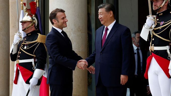 Francouzský prezident Emmanuel Macron si potřásá rukou s prezidentem Si Ťin-pchingem na setkání v Elysejském paláci v Paříži, 6. května 2024.