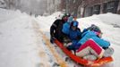 Peter Webster sleds down Chestnut Street with his children William (C) and Georgia (R) in Boston, Massachusetts February 9, 2013 during a winter blizzard. REUTERS/Brian Snyder (UNITED STATES - Tags: ENVIRONMENT) Published: Úno. 9, 2013, 3:08 odp.