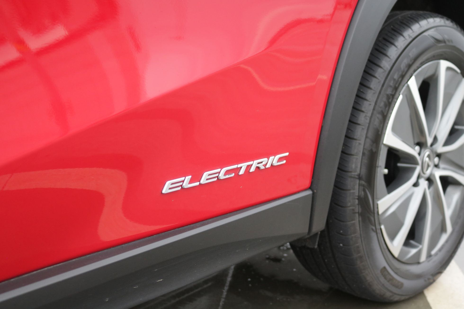 Lexus UX300e elektromobil
