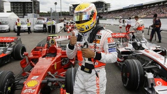 Ferrari nepomohl ani Schumacher, pole position má Hamilton