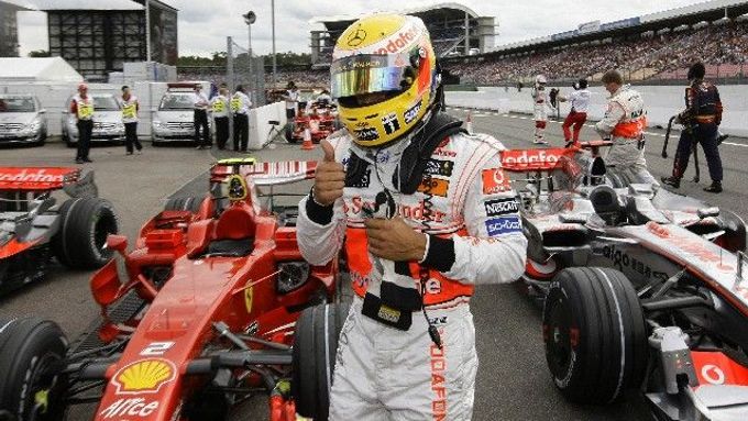 Ferrari nepomohl ani Schumacher, pole position má Hamilton