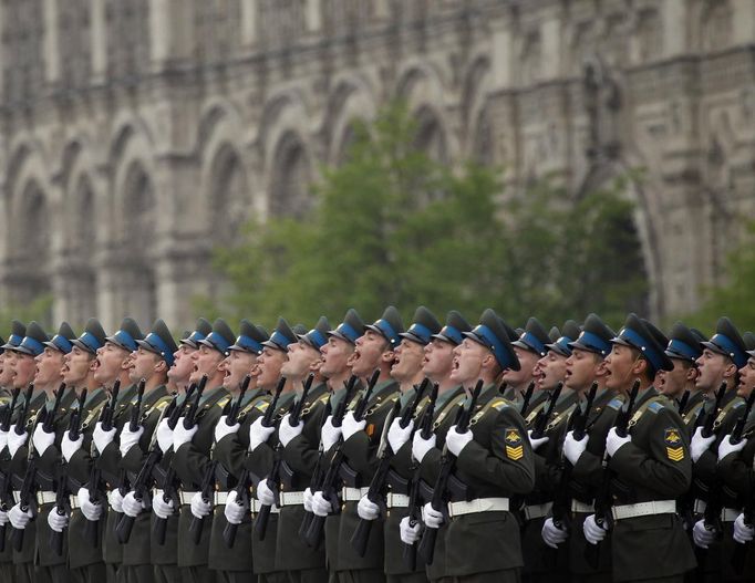 Russian servicemen take part in the Victory Parade on Moscow's Red Square May 9, 2012. Russia celebrates the 67th anniversary of the victory over Nazi Germany on Wednesday. REUTERS/Maxim Shemetov (RUSSIA - Tags: MILITARY ANNIVERSARY SOCIETY) Published: Kvě. 9, 2012, 8:53 dop.