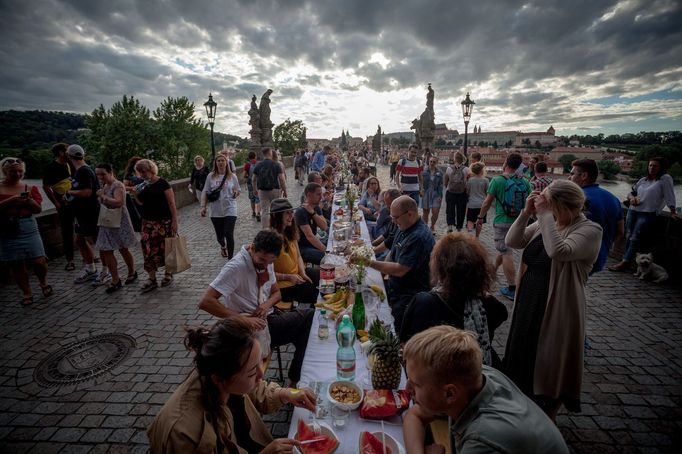 V roce 2020 uspořádal Kobza sousedskou slavnost na Karlově mostě. Poskládané stoly měly na délku 515 metrů.