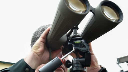 Vyhlíží vítězství? Petro Porošenko sleduje dalekohledem výcvik pohraničníků ve městě Čerkasy.