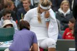 Nasazená dvojka Běloruska Viktoria Azarenková uklouzla v utkání prvního kola a pád se jí stal osudným.