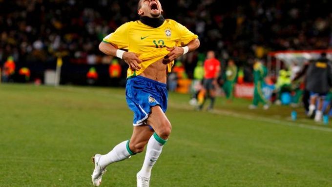 Daniel Alvés se raduje z vítězné branky proti Jihoafrické republice.