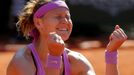 Lucie Šfářová v semifinále French Open 2015 proti Aně Ivanovičové.