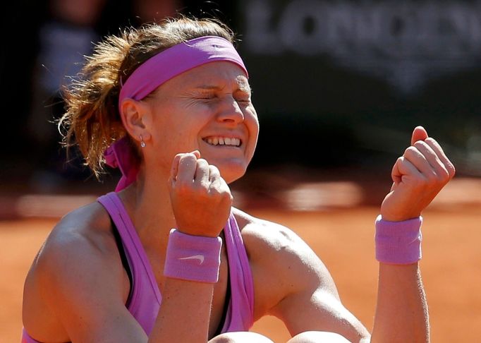 Lucie Šfářová v semifinále French Open 2015 proti Aně Ivanovičové.