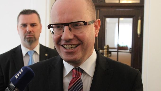 Premiér Sobotka po koaliční schůzce oznamuje, že Stropnického nechá ve vládě
