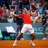 Novak Djokovič slaví výhru nad Kanaďanem Raonicem v semifinále Davisova poháru