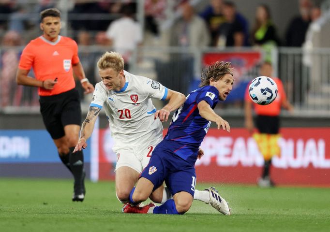Jaroslav Zelený a Luka Modrič v utkání kvalifikace MS 2026 Chorvatsko - Česko